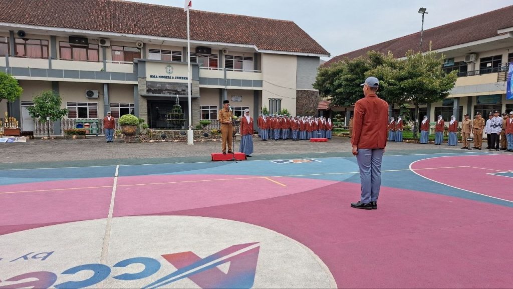 Gelar Upacara Bendera Awal Maret, SMAN 2 Jember Hadirkan Kasi SMA Cabdin Jember-Lumajang Sebagai Pembina